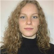 Studentessa Universitaria secondo anno ingegneria Meccanica al Politecnico di Milano impartisce lezioni di matematica per studenti del liceo, delle medie e delle elementari